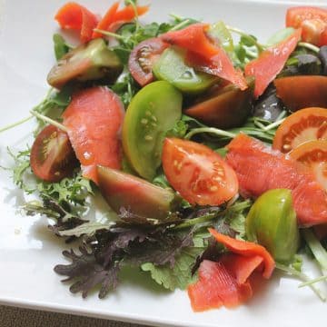Салат с семгой и свежими помидорами
