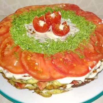 Оригинальный закусочный торт из овощей и зелени