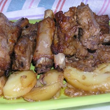 Запеченные свиные ребрышки в духовке с картофельным гарниром