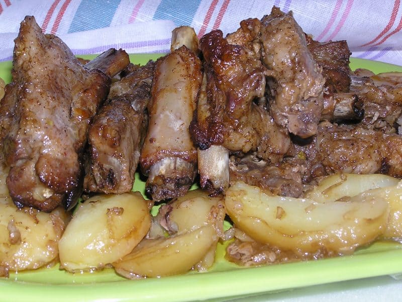 Запеченные свиные ребрышки в духовке с картофельным гарниром