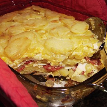 Картофель с колбасой запеченный под соусом из ананаса