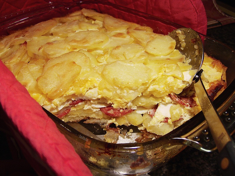Картофель с колбасой запеченный под соусом из ананаса