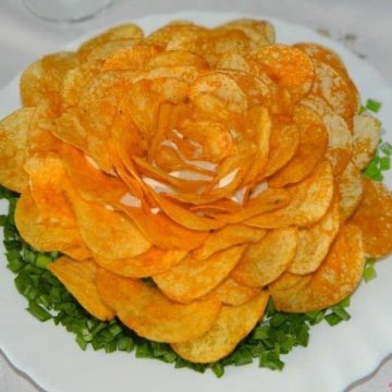 Красивый и оригинальный салат к 8 марта с чипсов в виде цветка