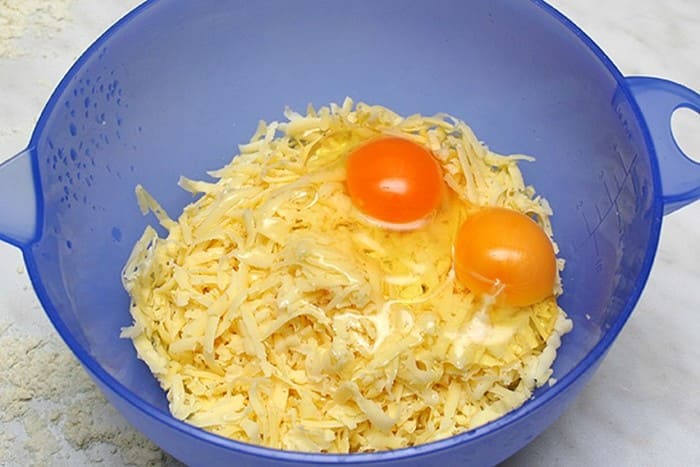 К натертому сыру добавляем яйца