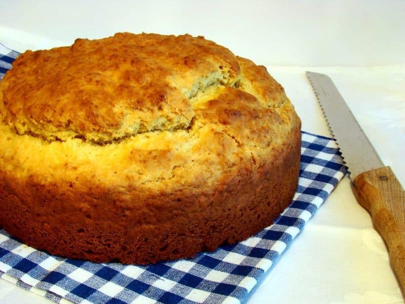 Кукурузный хлеб с сыром и луком в духовке