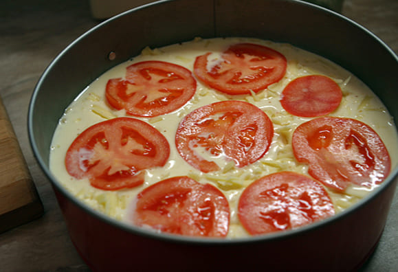 Выкладываем сыр и помидоры