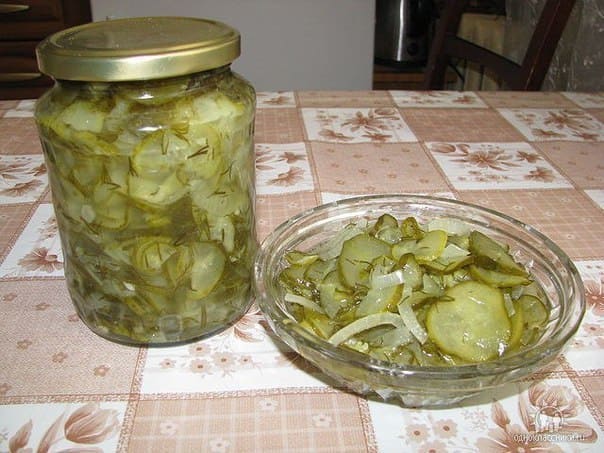 Вкусный салат из огурцов и лука на зиму "Нежинский"