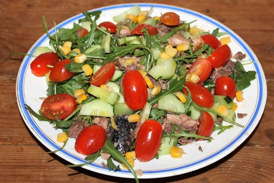 Салат с овощами и рыбой