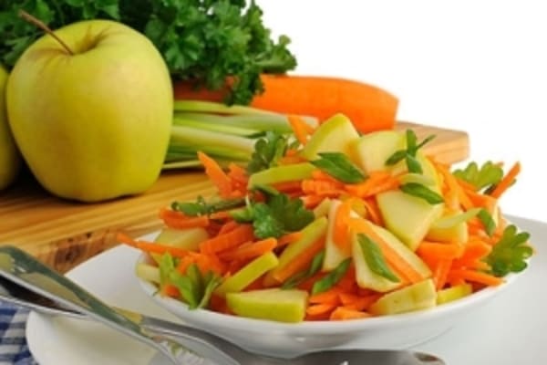 Салат со свежими яблоками, сельдереем и морковью