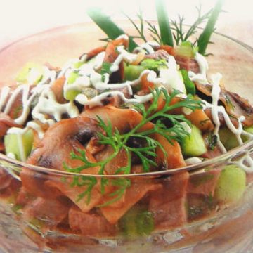 Очень сытный салат с грибами, отварной говядиной, огурцами и зеленью