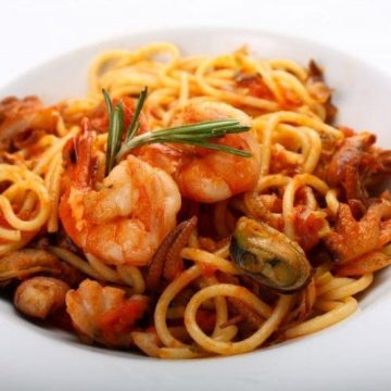 Спагетти с коктейлем из морепродуктов и соусом