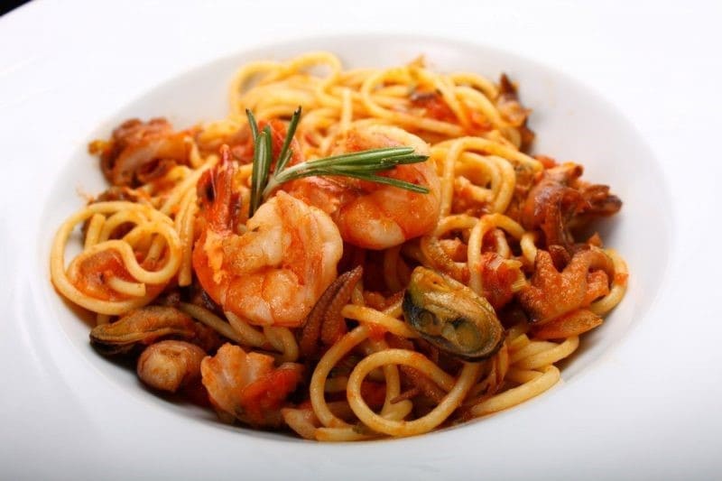 Спагетти с коктейлем из морепродуктов и соусом