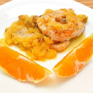Фото рецепт свиной отбивной с апельсинами, брусникой и яблоками