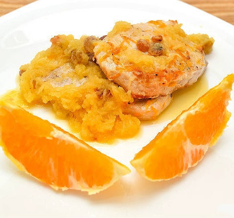 Фото рецепт свиной отбивной с апельсинами, брусникой и яблоками