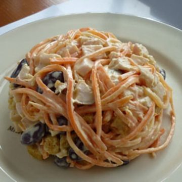 Сытный салат из фасоли, корейской моркови и сухариков
