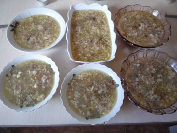 Заливаем бульоном все мясо