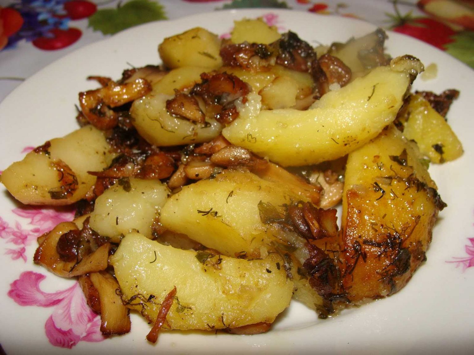 Картофель с сухими грибами. Голубцы с жареной картошкой. Картошка с сушеными грибами в духовке. Картошка по селянски с мясом. Жареная картошка с грибами.