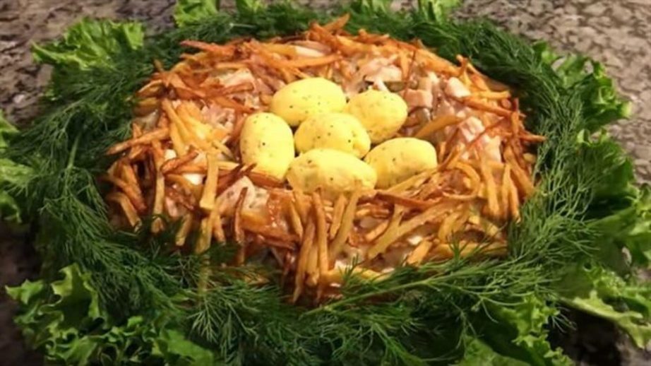 Салат "Гнездышко" с курицей, картофелем, яйцами и грибами