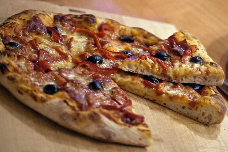 Пицца с оливками и беконом