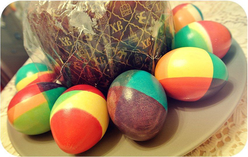 Дети красили яйца. Необычное окрашивание яиц к Пасхе. Крашение яиц на Пасху. Красим яйца на Пасху. Способы окрашивания яиц.