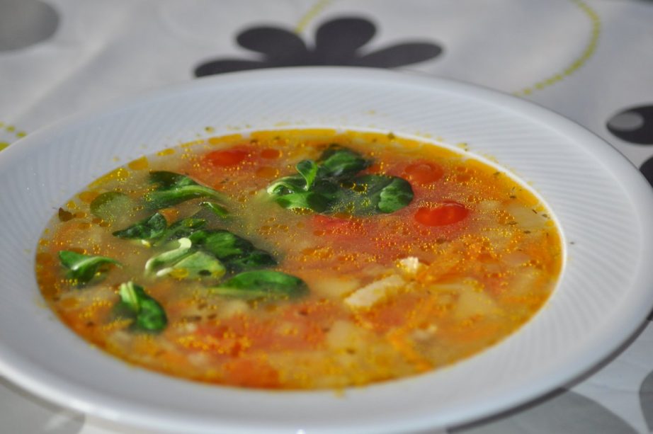 Рисовый суп с овощами на курином бульоне