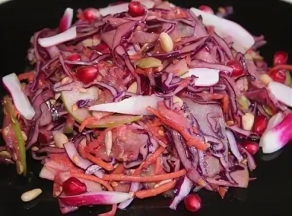 Витаминный салат из краснокочанной капусты