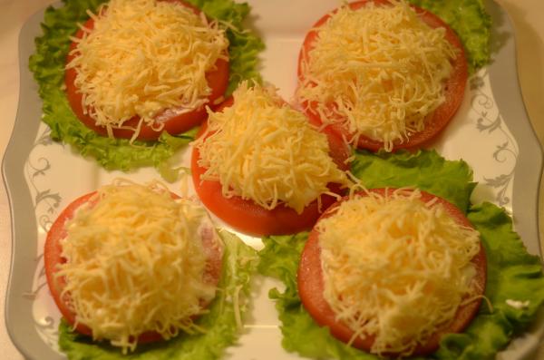 Нарезанные кружки помидора с сыром
