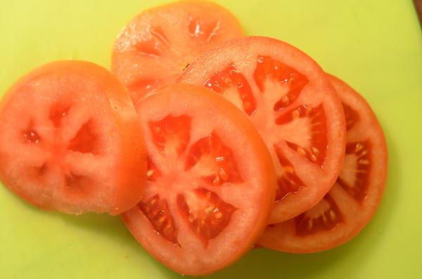 Нарежьте помидоры на кружки