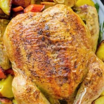 Сочная жареная курица с овощами в духовке