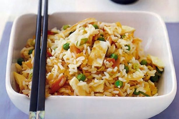 Жареный рис с овощами и беконом