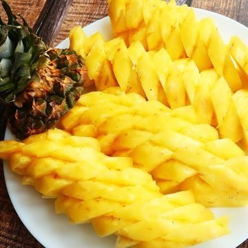 Как почистить и красиво нарезать ананас