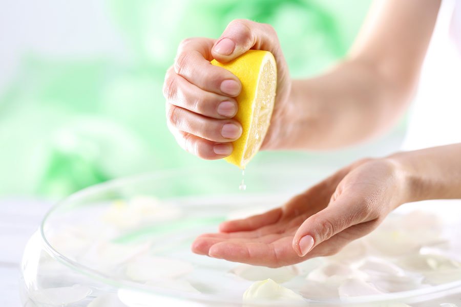 Моет руки лимоном