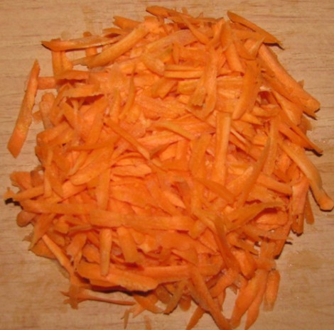 Морковь натираю на крупной терке