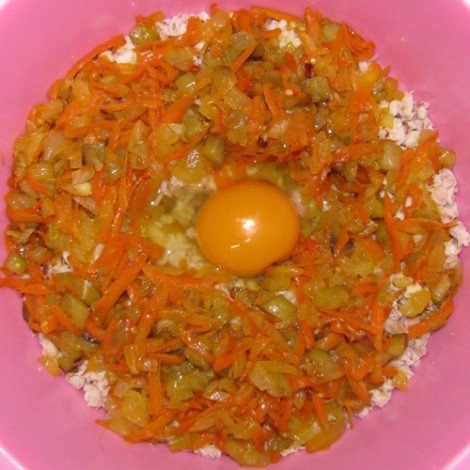 Овощи рис и фасоль и яйцо