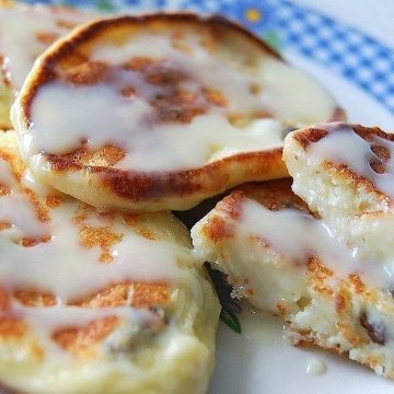 Сырник под соусом, с изюмом