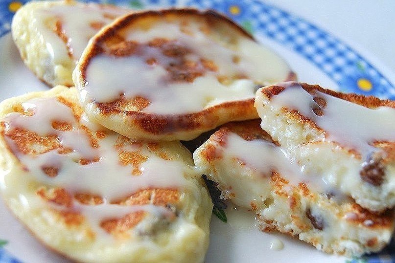 Сырник под соусом, с изюмом