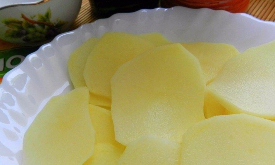 Картофель нарезать как можно тоньше