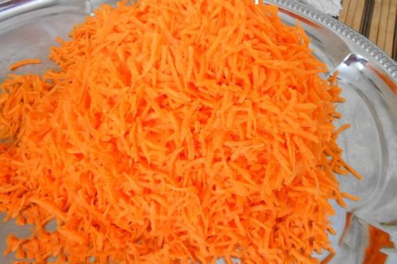 Морковь очистить, натереть на терке
