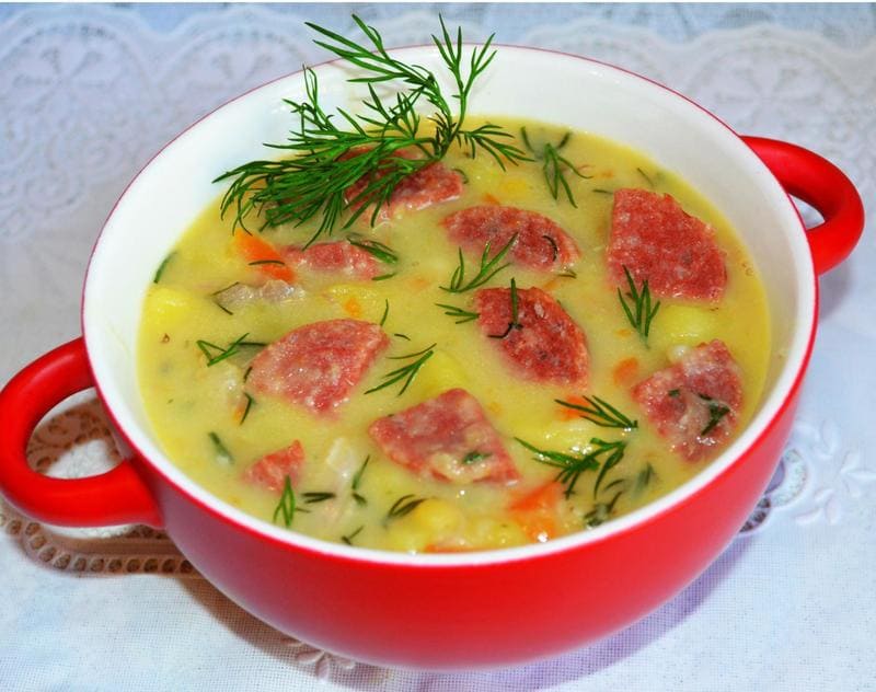 Горячий сырный суп с колбасой