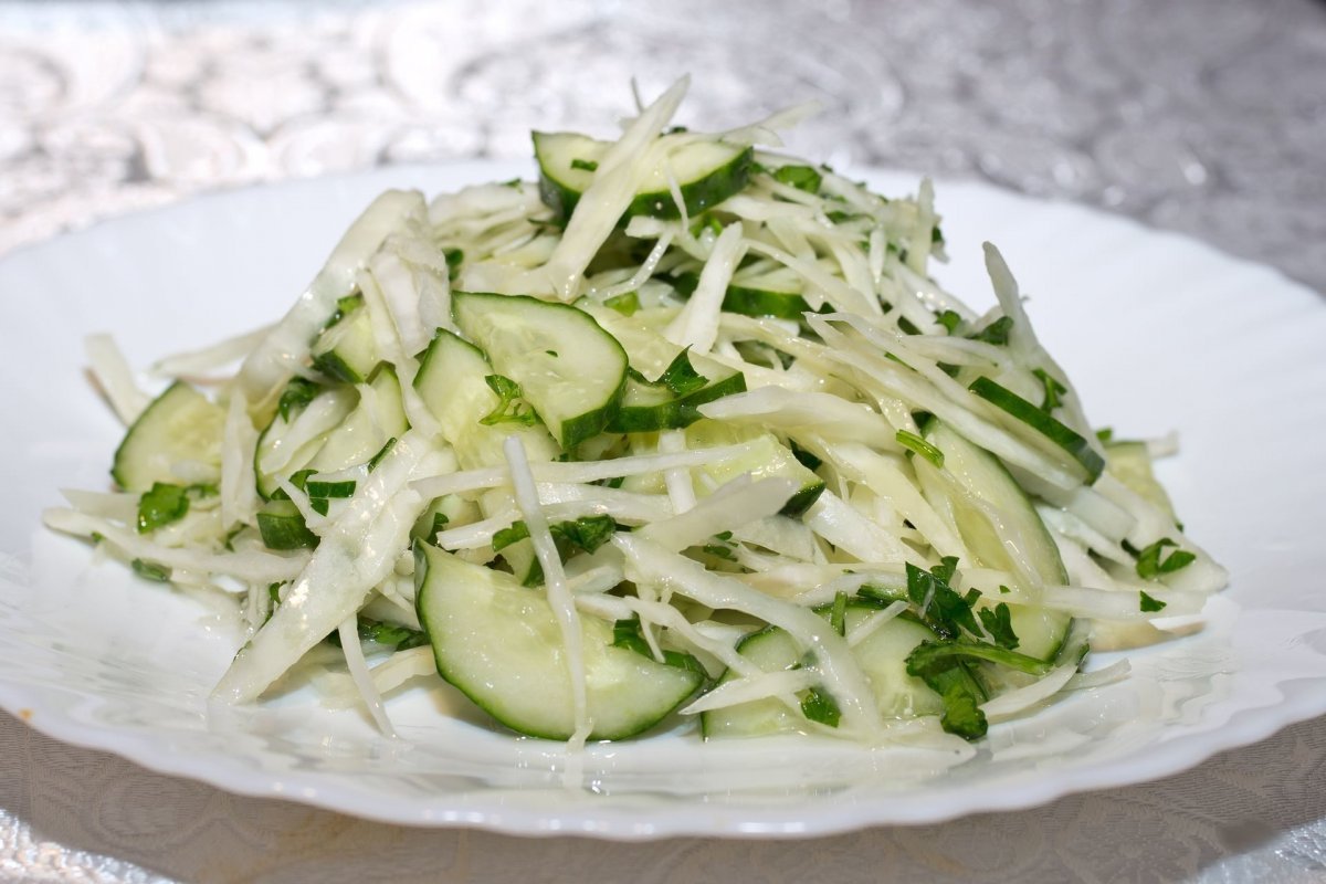 3 рецепта потрясающих салатов из белокочанной капусты
