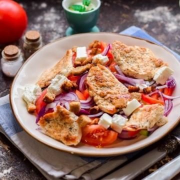 Салат с курицей, помидорами и сыром фета