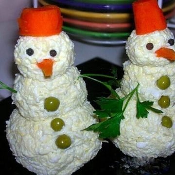 Закуска из сыра с чесноком и майонезом в виде снеговика