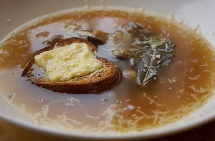 Хлебный суп с луком и чесноком