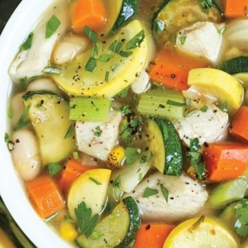 Классический куриный суп с лапшой и овощами