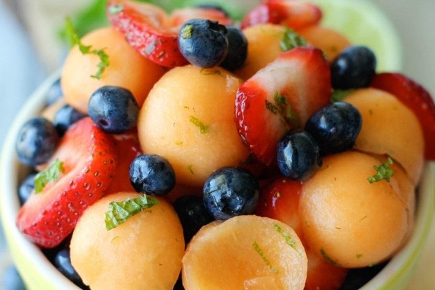 Лёгкий фруктовый салат с дыней и ягодами