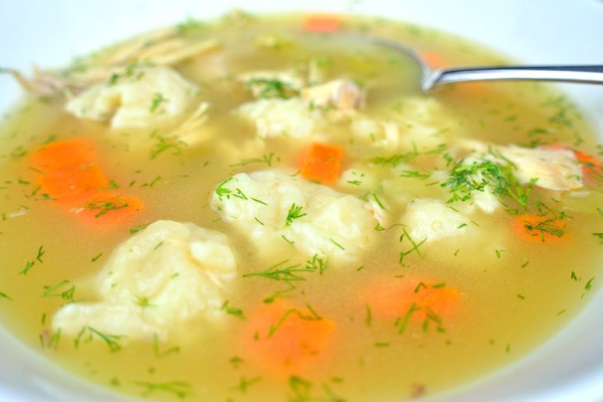Лёгкий куриный суп с манными клёцками