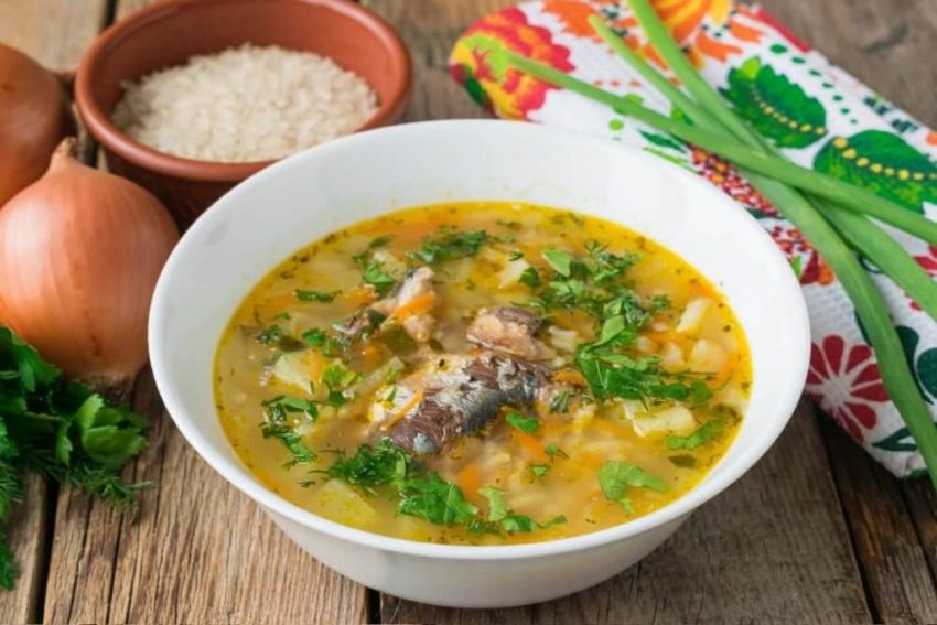 Лёгкий рыбный суп с рисом и свежей скумбрией