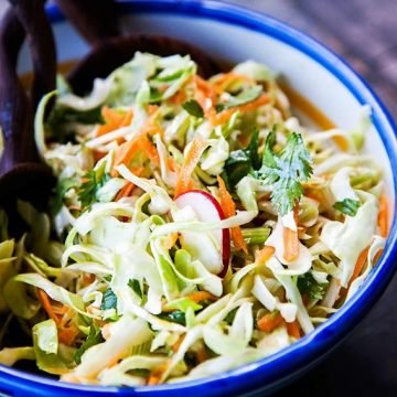 Низкокалорийный и вкусный салат из капусты