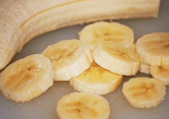 Очистить и порезать банан