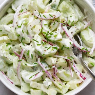 Простой и вкусный огуречный салат с луком